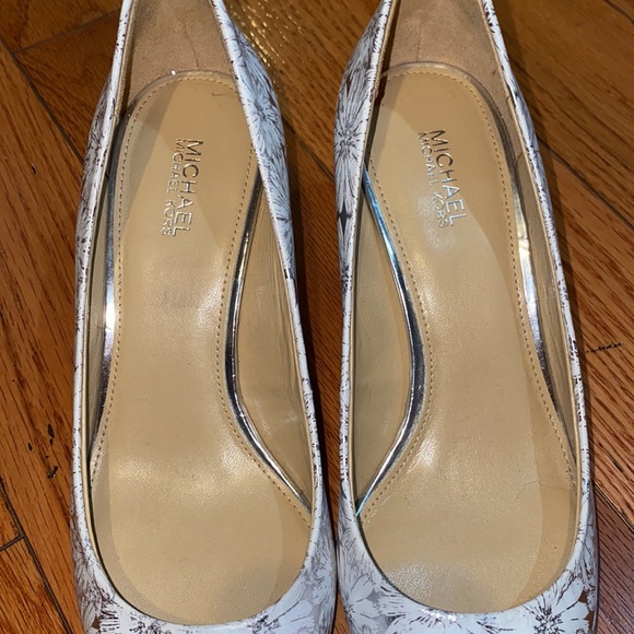 🔥🔥🔥NEW Michael Kors Floral Pumps Heels - Picture 6 of 7